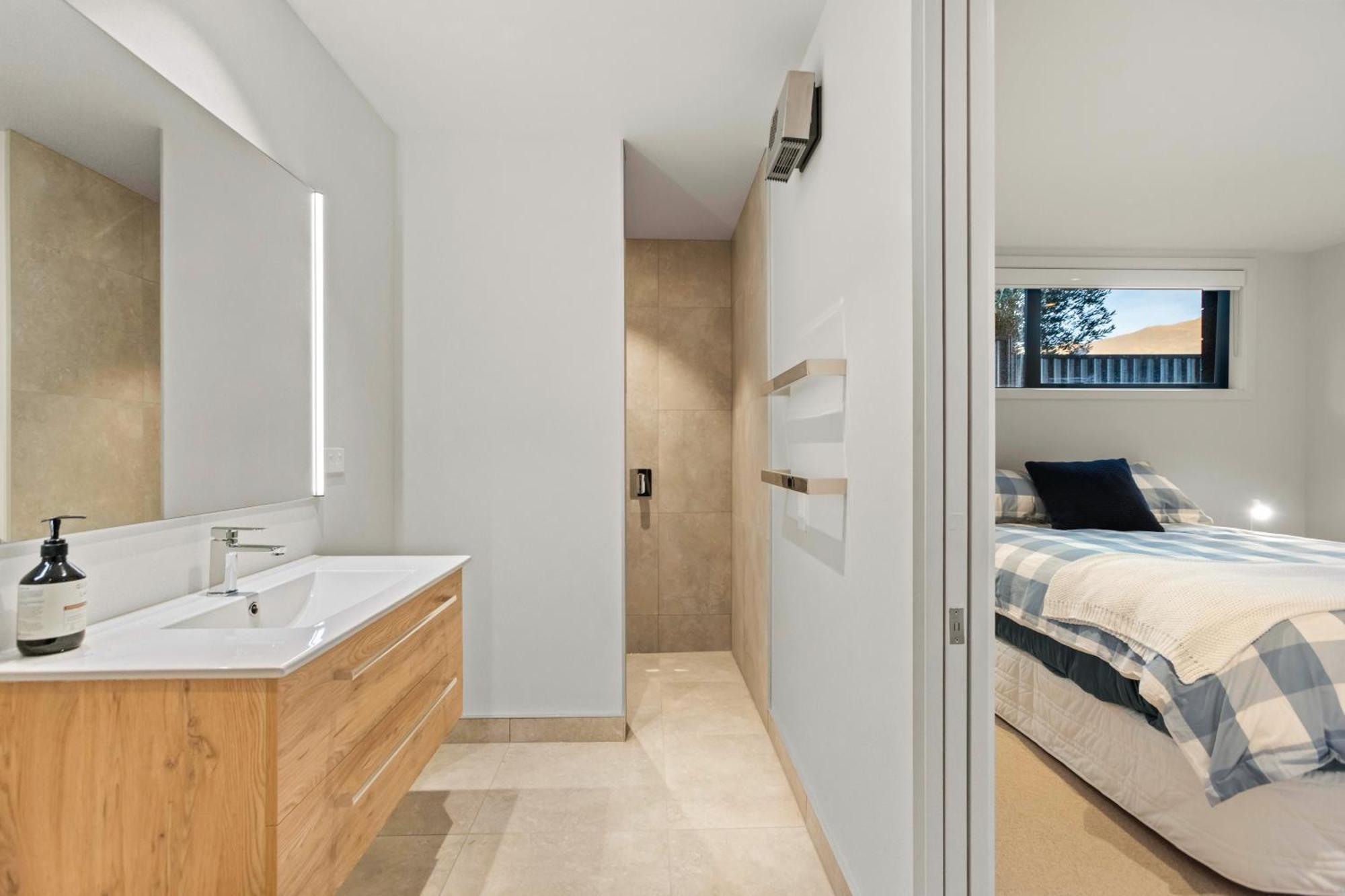 Guest House With Mountain Views Wanaka Bagian luar foto
